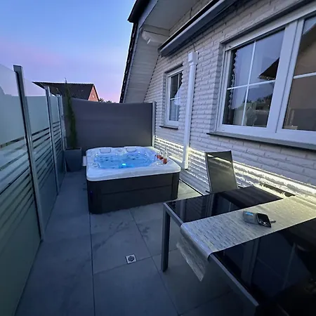 Five Stars Living Whirlpool & Infrarotsauna Апартаменты *