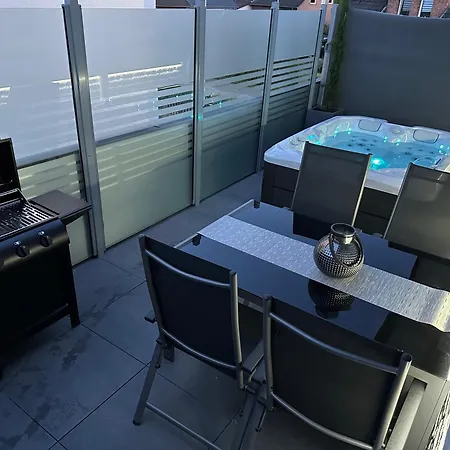 Five Stars Living Whirlpool & Infrarotsauna Apartment