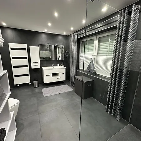 Five Stars Living Whirlpool & Infrarotsauna Апартаменты *