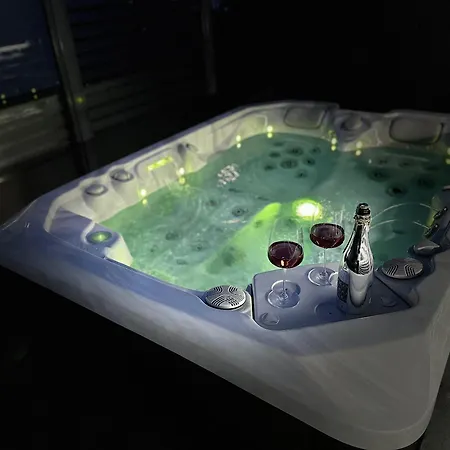 Апартаменты Five Stars Living Whirlpool & Infrarotsauna *